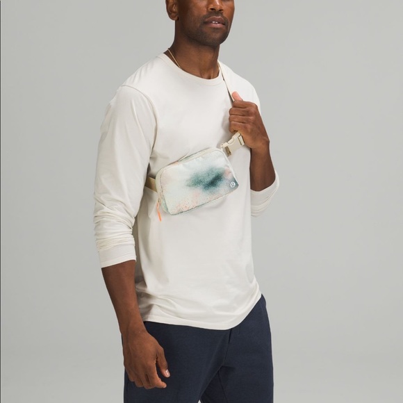 β€οΈ Lululemon Everywhere Belt Bag Spray Paint NWT - Picture 12 of 12